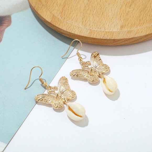 ๐Gold Butterfly Shell Earring Set - Picture 2 of 5